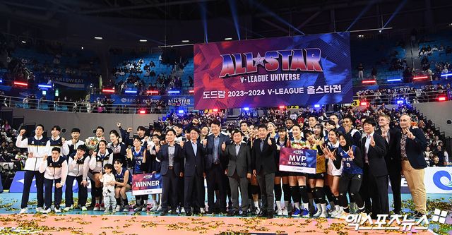 27일 오후 인천 삼산월드체육관에서 열린 '2023-2024 도드람 V리그 올스타전' K스타와 V스타의 경기, 1,2세트 합계 스코어 37:36으로 K스타가 승리했다. 경기 종료 후 선수들이 기념 촬영을 하고 있다. 엑스포츠뉴스 DB