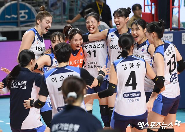 18일 오후 서울 장충체육관에서 열린 ‘도드람 2024-2025 V-리그’ GS칼텍스와 IBK기업은행의 경기, 기업은행이 세트 스코어 3:1(25:16 23:25 25:19 25:23) 승리를 거두며 4연패 탈출에 성공했다. 이날 경기를 마친 기업은행 선수들이 기뻐하고 있다. 장충, 고아라 기자