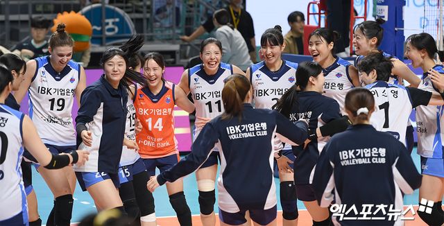 18일 오후 서울 장충체육관에서 열린 ‘도드람 2024-2025 V-리그’ GS칼텍스와 IBK기업은행의 경기, 기업은행이 세트 스코어 3:1(25:16 23:25 25:19 25:23) 승리를 거두며 4연패 탈출에 성공했다. 이날 경기를 마친 기업은행 선수들이 기뻐하고 있다. 장충, 고아라 기자