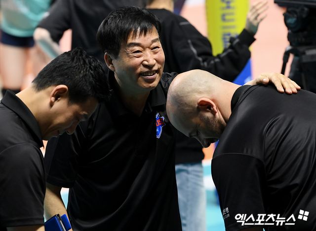 18일 오후 서울 장충체육관에서 열린 ‘도드람 2024-2025 V-리그’ GS칼텍스와 IBK기업은행의 경기, 기업은행이 세트 스코어 3:1(25:16 23:25 25:19 25:23) 승리를 거두며 4연패 탈출에 성공했다. 이날 경기를 마친 김호철 감독이 환하게 웃고 있다. 장충, 고아라 기자