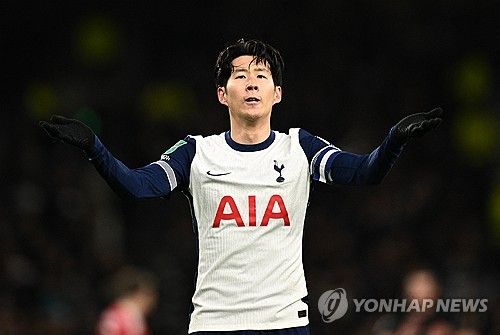 토트넘 홋스퍼가 맨체스터 유나이티드를 간신히 누르고 카라바오컵 준결승에 진출했다. 손흥민은 환상적인 코너킥 골로 시즌 7호골을 터뜨렸다. 토트넘은 20일(한국시간) 영국 런던에 위치한 토트넘 홋스퍼 스타디움에서 열린 맨체스터 유나이티드와 2024-2025시즌 카라바오컵(리그컵) 8강전서 4-2로 이겼다. 연합뉴스