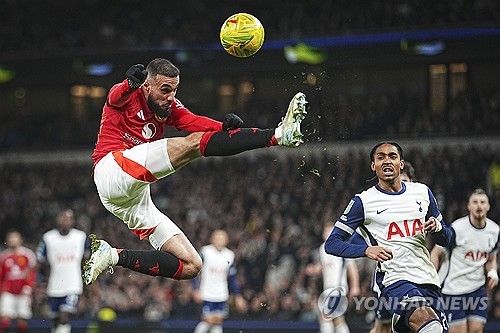 토트넘 홋스퍼가 맨체스터 유나이티드를 간신히 누르고 카라바오컵 준결승에 진출했다. 손흥민은 환상적인 코너킥 골로 시즌 7호골을 터뜨렸다. 토트넘은 20일(한국시간) 영국 런던에 위치한 토트넘 홋스퍼 스타디움에서 열린 맨체스터 유나이티드와 2024-2025시즌 카라바오컵(리그컵) 8강전서 4-2로 이겼다. 연합뉴스