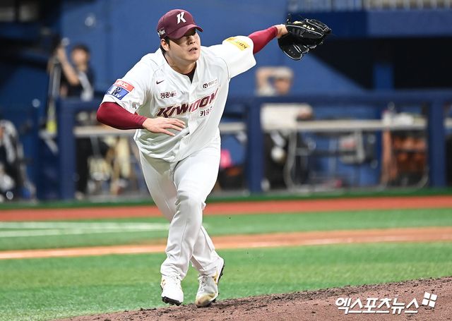 8일 오후 서울 구로구 고척스카이돔에서 열린 '2024 신한 SOL Bank KBO리그' 두산 베어스와 키움 히어로즈의 경기, 8회초 무사 1,2루 키움 조상우가 두산 라모스에게 1타점 적시타를 허용하고 있다. 엑스포츠뉴스 DB