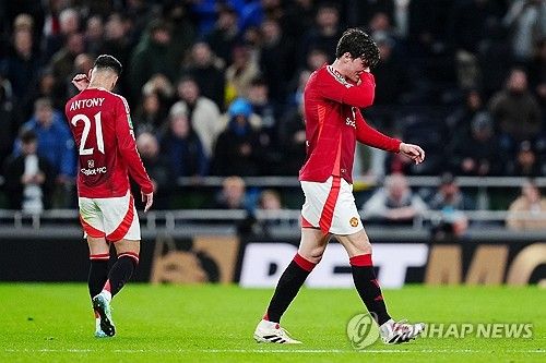 토트넘 홋스퍼가 맨체스터 유나이티드를 간신히 누르고 카라바오컵 준결승에 진출했다. 손흥민은 환상적인 코너킥 골로 시즌 7호골을 터뜨렸다. 토트넘은 20일(한국시간) 영국 런던에 위치한 토트넘 홋스퍼 스타디움에서 열린 맨체스터 유나이티드와 2024-2025시즌 카라바오컵(리그컵) 8강전서 4-2로 이겼다. 연합뉴스