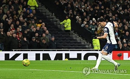 토트넘 홋스퍼가 맨체스터 유나이티드를 간신히 누르고 카라바오컵 준결승에 진출했다. 손흥민은 환상적인 코너킥 골로 시즌 7호골을 터뜨렸다. 토트넘은 20일(한국시간) 영국 런던에 위치한 토트넘 홋스퍼 스타디움에서 열린 맨체스터 유나이티드와 2024-2025시즌 카라바오컵(리그컵) 8강전서 4-2로 이겼다. 연합뉴스