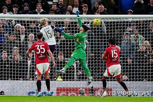 토트넘 홋스퍼가 맨체스터 유나이티드를 간신히 누르고 카라바오컵 준결승에 진출했다. 손흥민은 환상적인 코너킥 골로 시즌 7호골을 터뜨렸다. 토트넘은 20일(한국시간) 영국 런던에 위치한 토트넘 홋스퍼 스타디움에서 열린 맨체스터 유나이티드와 2024-2025시즌 카라바오컵(리그컵) 8강전서 4-2로 이겼다. 연합뉴스