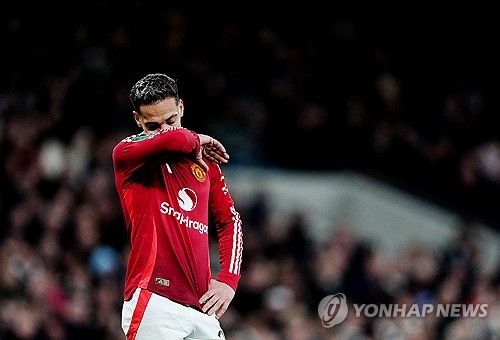 토트넘 홋스퍼가 맨체스터 유나이티드를 간신히 누르고 카라바오컵 준결승에 진출했다. 손흥민은 환상적인 코너킥 골로 시즌 7호골을 터뜨렸다. 토트넘은 20일(한국시간) 영국 런던에 위치한 토트넘 홋스퍼 스타디움에서 열린 맨체스터 유나이티드와 2024-2025시즌 카라바오컵(리그컵) 8강전서 4-2로 이겼다. 연합뉴스