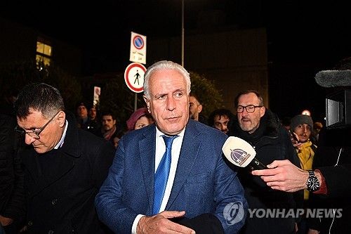 보베가 2일(한국시간) 이탈리아 피렌체에 있는 스타디오 아르테미오 프란키에서 열린 피오렌티나와 인터 밀란의 2024-2025시즌 세리에A 14라운드 홈 경기에 선발 출장했다가 갑자기 쓰러졌다.&nbsp; 왼쪽 윙어로 선발 출장한 보베는 경기 중 전반 17분 축구화 끈은 묶은 뒤 일어서서 걸어가는 과정에서 갑자기 쓰러졌다. 앞에서 있던 덴젤 둠프리스가 보베의 상황을 확인한 즉시, 다가가 응급조치를 진행했다..연합뉴스