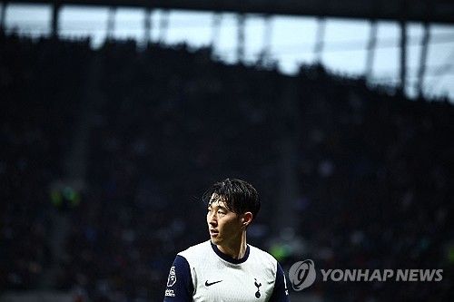 스페인 명문 바르셀로나가 손흥민의 영입을 완전 배제했다. 단장이 직접 영입을 추진했으나 나이가 많다는 이유로 감독이 이를 거부했고, 결국 단장도 손을 뗐다.&nbsp;1992년생인 손흥민과 살라는 프리미어리그에서 득점왕을 차지했을 만큼 검증된 자원이지만 나이가 너무 많아 바르셀로나의 기조와는 맞지 않는다. 때문에 바르셀로나는 두 선수의 영입을 배제한 것으로 보인다.&nbsp;또&nbsp;라리가는 유럽 연합 국적을 가지지 않은 선수의 수를 제한하는 규정을 두고 있다. 연합뉴스