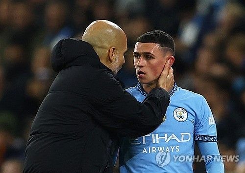 세계적인 명장 펩 과르디올라 감독이 맨체스터 시티 지휘봉을 잡은 뒤 이런 일은 없었다. 맨체스터 시티가 리그에서 4연패를 당했다. 과르디올라 감독 부임 후 최초의 기록이다. 리그 4연패는 과르디올라 감독의 지도자 커리어에서도 처음 있는 일이다. 더불어 맨체스터 시티는 지난 10월31일 토트넘 홋스퍼와의 카라바오컵(리그컵) 패배 이후 7경기 무승(1무 6패)에 빠졌다. 사진 연합뉴스