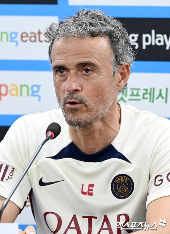 프랑스 매체 르파리지앵이 2일(한국시간) PSG에서 선수단과 엔리케 감독 사이의 긴장감이 고조되고 있다고 보도했다.엑스포츠뉴스DB
