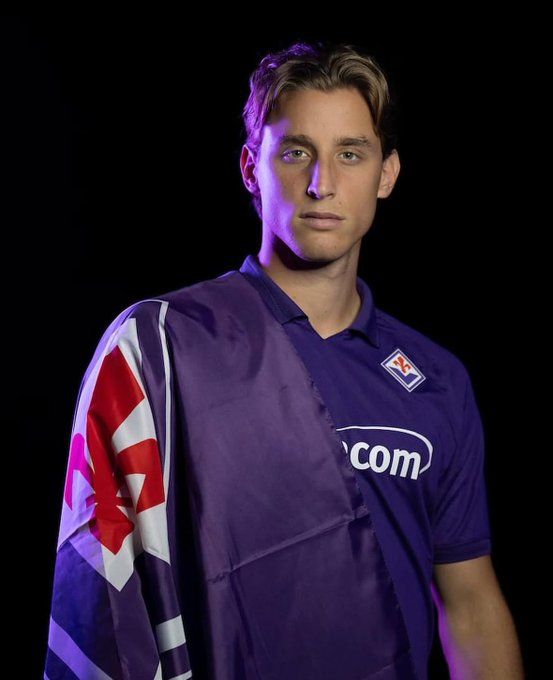 보베가 2일(한국시간) 이탈리아 피렌체에 있는 스타디오 아르테미오 프란키에서 열린 피오렌티나와 인터 밀란의 2024-2025시즌 세리에A 14라운드 홈 경기에 선발 출장했다가 갑자기 쓰러졌다.&nbsp; 왼쪽 윙어로 선발 출장한 보베는 경기 중 전반 17분 축구화 끈은 묶은 뒤 일어서서 걸어가는 과정에서 갑자기 쓰러졌다. 앞에서 있던 덴젤 둠프리스가 보베의 상황을 확인한 즉시, 다가가 응급조치를 진행했다..피오렌티나