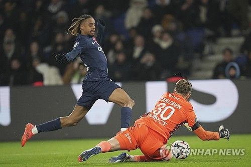 프랑스 매체 르파리지앵이 2일(한국시간) PSG에서 선수단과 엔리케 감독 사이의 긴장감이 고조되고 있다고 보도했다.연합뉴스