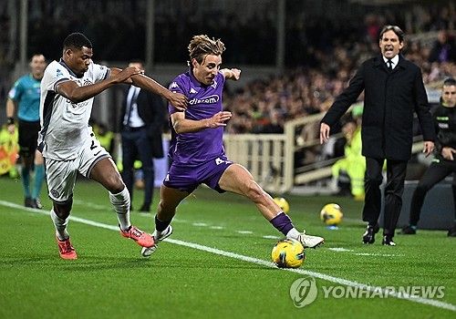 보베가 2일(한국시간) 이탈리아 피렌체에 있는 스타디오 아르테미오 프란키에서 열린 피오렌티나와 인터 밀란의 2024-2025시즌 세리에A 14라운드 홈 경기에 선발 출장했다가 갑자기 쓰러졌다.&nbsp; 왼쪽 윙어로 선발 출장한 보베는 경기 중 전반 17분 축구화 끈은 묶은 뒤 일어서서 걸어가는 과정에서 갑자기 쓰러졌다. 앞에서 있던 덴젤 둠프리스가 보베의 상황을 확인한 즉시, 다가가 응급조치를 진행했다..연합뉴스