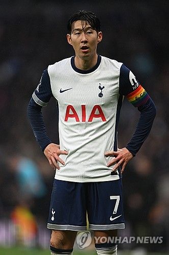 스페인 명문 바르셀로나가 손흥민의 영입을 완전 배제했다. 단장이 직접 영입을 추진했으나 나이가 많다는 이유로 감독이 이를 거부했고, 결국 단장도 손을 뗐다.&nbsp;1992년생인 손흥민과 살라는 프리미어리그에서 득점왕을 차지했을 만큼 검증된 자원이지만 나이가 너무 많아 바르셀로나의 기조와는 맞지 않는다. 때문에 바르셀로나는 두 선수의 영입을 배제한 것으로 보인다.&nbsp;또&nbsp;라리가는 유럽 연합 국적을 가지지 않은 선수의 수를 제한하는 규정을 두고 있다. 연합뉴스