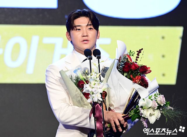KIA 타이거즈 내야수 김도영이 KBO 시상식에서 MVP를 수상한 뒤 소감을 말하고 있다. 엑스포츠뉴스 DB