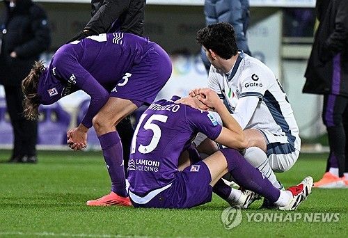보베가 2일(한국시간) 이탈리아 피렌체에 있는 스타디오 아르테미오 프란키에서 열린 피오렌티나와 인터 밀란의 2024-2025시즌 세리에A 14라운드 홈 경기에 선발 출장했다가 갑자기 쓰러졌다.&nbsp; 왼쪽 윙어로 선발 출장한 보베는 경기 중 전반 17분 축구화 끈은 묶은 뒤 일어서서 걸어가는 과정에서 갑자기 쓰러졌다. 앞에서 있던 덴젤 둠프리스가 보베의 상황을 확인한 즉시, 다가가 응급조치를 진행했다..연합뉴스