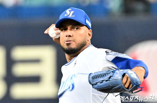 25일 오후 대구삼성라이온즈파크에서 열린 '2024 신한 SOL Bank KBO 한국시리즈' KIA 타이거즈와 삼성 라이온즈의 3차전 경기, 1회초 삼성 선발투수 레예스가 공을 힘차게 던지고 있다. 엑스포츠뉴스 DB