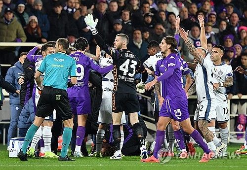 보베가 2일(한국시간) 이탈리아 피렌체에 있는 스타디오 아르테미오 프란키에서 열린 피오렌티나와 인터 밀란의 2024-2025시즌 세리에A 14라운드 홈 경기에 선발 출장했다가 갑자기 쓰러졌다.&nbsp; 왼쪽 윙어로 선발 출장한 보베는 경기 중 전반 17분 축구화 끈은 묶은 뒤 일어서서 걸어가는 과정에서 갑자기 쓰러졌다. 앞에서 있던 덴젤 둠프리스가 보베의 상황을 확인한 즉시, 다가가 응급조치를 진행했다..연합뉴스