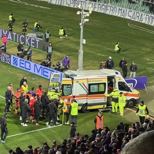 보베가 2일(한국시간) 이탈리아 피렌체에 있는 스타디오 아르테미오 프란키에서 열린 피오렌티나와 인터 밀란의 2024-2025시즌 세리에A 14라운드 홈 경기에 선발 출장했다가 갑자기 쓰러졌다.&nbsp; 왼쪽 윙어로 선발 출장한 보베는 경기 중 전반 17분 축구화 끈은 묶은 뒤 일어서서 걸어가는 과정에서 갑자기 쓰러졌다. 앞에서 있던 덴젤 둠프리스가 보베의 상황을 확인한 즉시, 다가가 응급조치를 진행했다..중계화면