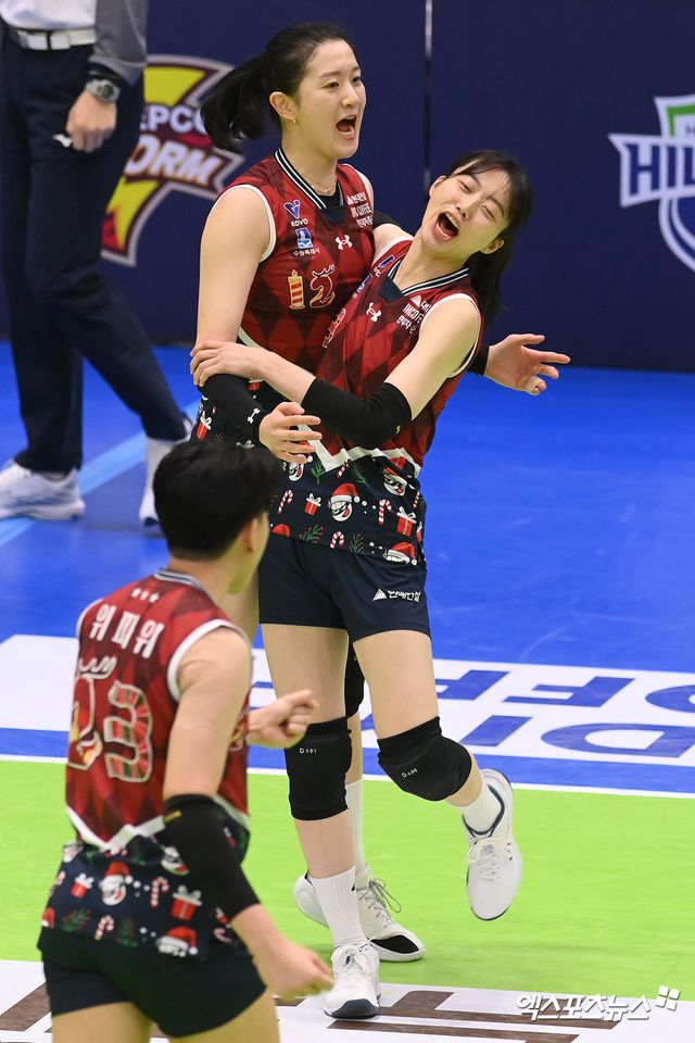 20일 오후 경기도 수원실내체육관에서 열린 ‘도드람 2024-2025 V-리그’ 현대건설과 흥국생명의 경기, 현대건설이 세트 스코어 3:0(25:12 25:21 25:16)으로 승리를 거뒀다. 현대건설 이다현, 김다인이 득점한 뒤 기뻐하고 있다. 수원, 고아라 기자