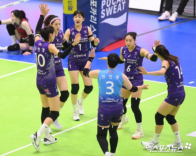 20일 오후 경기도 수원실내체육관에서 열린 ‘도드람 2024-2025 V-리그’ 현대건설과 흥국생명의 경기, 흥국생명 선수들이 득점한 뒤 기뻐하고 있다. 수원, 고아라 기자