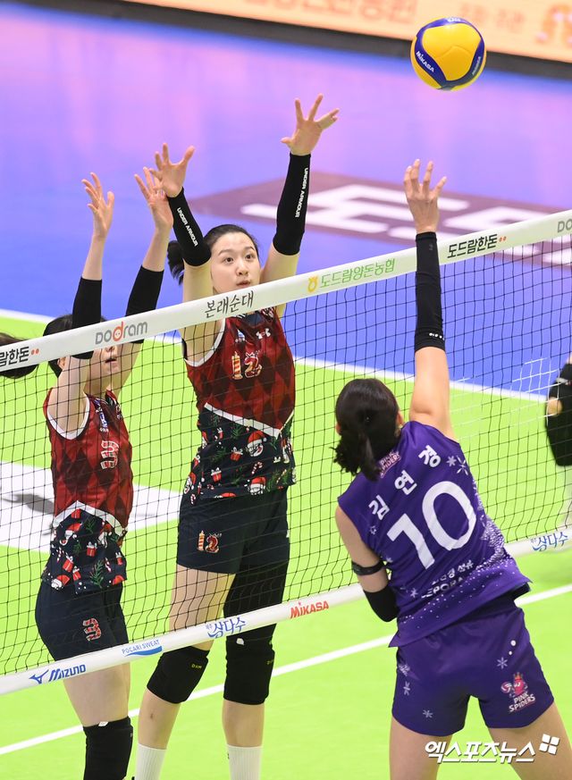 20일 오후 경기도 수원실내체육관에서 열린 ‘도드람 2024-2025 V-리그’ 현대건설과 흥국생명의 경기, 현대건설 이다현이 블로킹을 시도하고 있다. 수원, 고아라 기자
