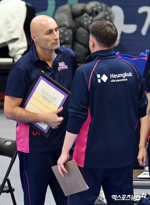 20일 오후 경기도 수원실내체육관에서 열린 ‘도드람 2024-2025 V-리그’ 현대건설과 흥국생명의 경기, 현대건설이 세트 스코어 3:0(25:12 25:21 25:16)으로 승리를 거뒀다. 흥국생명 아본단자 감독이 다니엘레 코치와 대화를 나누고 있다. 수원, 고아라 기자