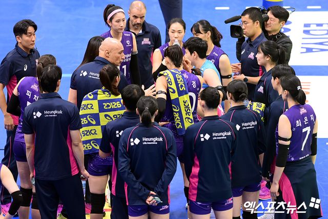 20일 오후 경기도 수원실내체육관에서 열린 ‘도드람 2024-2025 V-리그’ 현대건설과 흥국생명의 경기, 흥국생명 선수단이 작전 시간을 갖고 있다. 수원, 고아라 기자