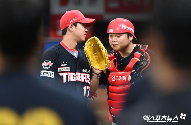 28일 오후 서울 구로구 고척스카이돔에서 열린 '2024 신한 SOL Bank KBO리그' KIA 타이거즈와 키움 히어로즈의 경기, KIA가 김선빈과 변우혁의 백투백 홈런에 힘입어 키움에 4:3으로 승리하며 3연패에서 탈출했다. 이날 경기에서 승리한 KIA 선수들이 기뻐하고 있다. 엑스포츠뉴스 DB