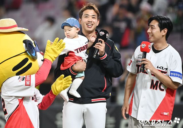 광주기아챔피언스필드에서 열린 '2024 신한 SOL Bank KBO리그' 한화 이글스와 KIA 타이거즈의 더블헤더 2차전 경기, KIA가 한화에 4:1로 승리하며 1차전 패배를 설욕했다. 이날 경기에서 승리한 KIA 임기영이 아들을 안고 인터뷰를 하고 있다. 엑스포츠뉴스DB