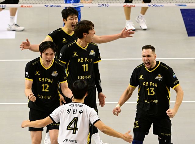 22일 오후 의정부 경민대학교 기념관에서 열린 도드람 2024-2025 V-리그 남자부 3라운드 KB손해보험과 한국전력의 경기, KB손해보험이 세트스코어 3:0(25-17 25-23 25-21)으로 승리했다. KB손해보험 선수들이 득점 후 기뻐하고 있다. KOVO