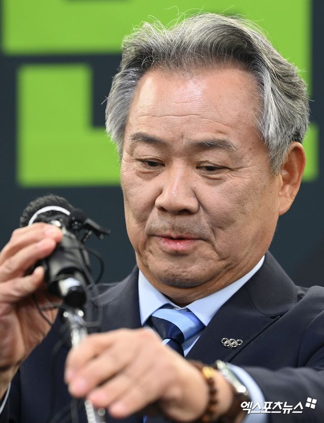 23일 오후 서울 송파구 올림픽파크텔 아테네홀에서 이기흥 대한체육회장의 체육회장 입후보 기자회견이 열렸다. 이날 기자회견에 참석한 이기흥 대한체육회장이 발언을 준비하고 있다. 송파, 고아라 기자