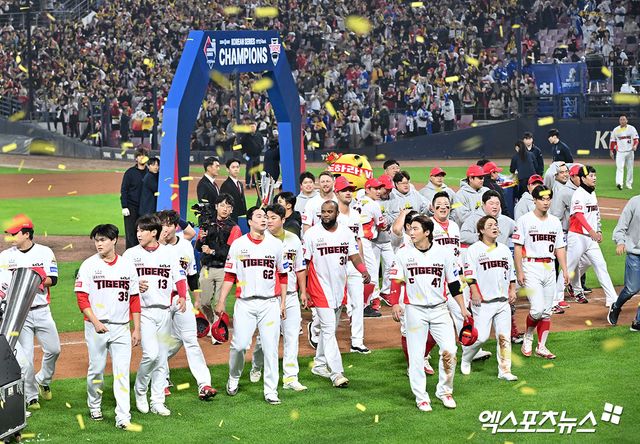 28일 오후 광주기아챔피언스필드에서 열린 '2024 신한 SOL Bank KBO 한국시리즈' 삼성 라이온즈와 KIA 타이거즈의 5차전 경기, KIA가 삼성에 7:5로 승리하며 7년 만에 통합 우승을 차지했다. 통합우승을 차지한 KIA 선수단이 기뻐하고 있다. 엑스포츠뉴스 DB