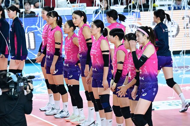 여자프로배구 흥국생명 선수들이 24일 김천실내체육관에서 열린 한국도로공사와의 원정경기에서 완패한 뒤 팬들에게 인사하기 위해 도열해 있다. KOVO