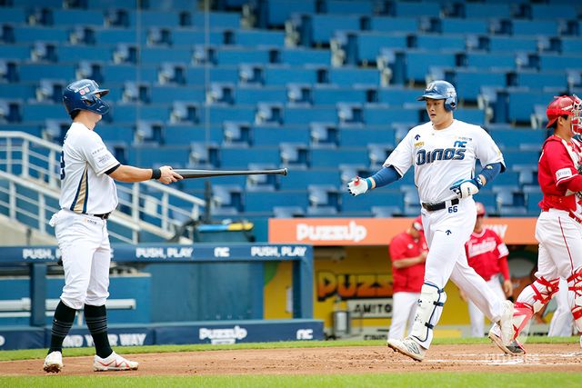 NC 외야수 김범준(오른쪽)은 2024시즌 간절히 원했던 1군 데뷔에 성공했다. 느끼고 배운 점을 바탕으로 더 힘찬 2025시즌을 꿈꿔본다. NC 다이노스