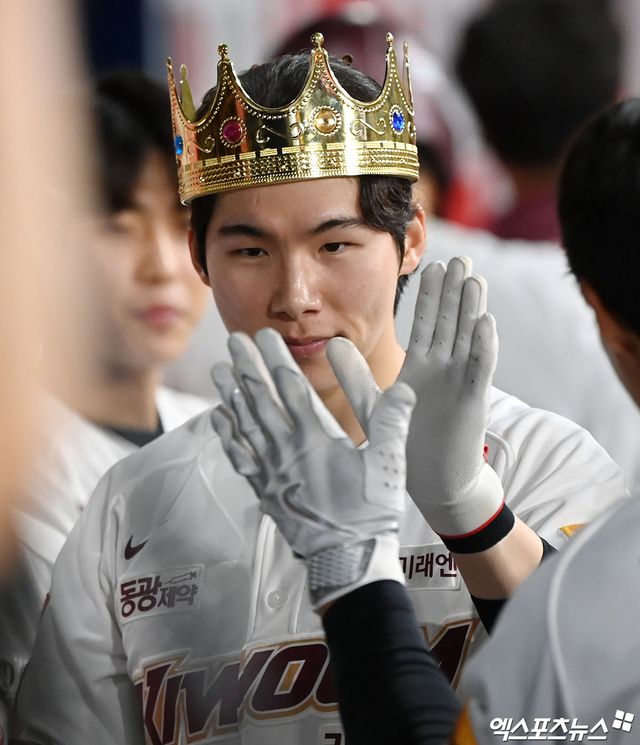 서울 구로구 고척스카이돔에서 열린 '2024 신한 SOL Bank KBO리그' SSG 랜더스와 키움 히어로즈의 경기, 6회말 2사 키움 김혜성이 솔로 홈런을 날린 후 더그아웃에서 하이파이브를 하고 있다. 엑스포츠뉴스DB