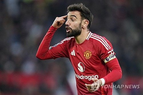 글로벌 축구 매체 골닷컴 영국판이 25일(한국시간) 맨유 주장 브루누 페르난데스가 구단 직원들이 그간 받아왔던 혜택이 줄어들자 이에 충격을 받아 이를 자신이 지원하겠다고 제안했다고 보도했다.&nbsp;연합뉴스