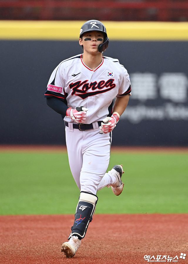 KIA 타이거즈 내야수 김도영이 지난달 2024 WBSC 프리미어12 대회 조별리그 B조 예선 경기에 출전해 홈런을 친 뒤 베이스를 돌고 있다. 김도영은 지난 24일 WBSC가 발표한 프리미어12 맹활약 선수 10인 명단서 3위에 올랐다. 엑스포츠뉴스 DB