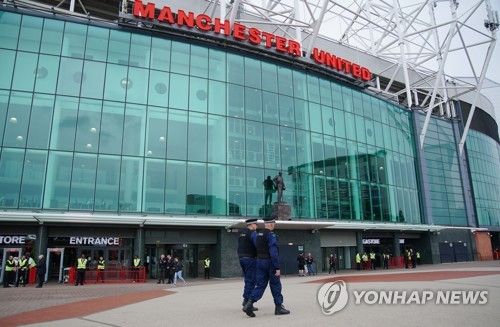 글로벌 축구 매체 골닷컴 영국판이 25일(한국시간) 맨유 주장 브루누 페르난데스가 구단 직원들이 그간 받아왔던 혜택이 줄어들자 이에 충격을 받아 이를 자신이 지원하겠다고 제안했다고 보도했다.&nbsp;연합뉴스