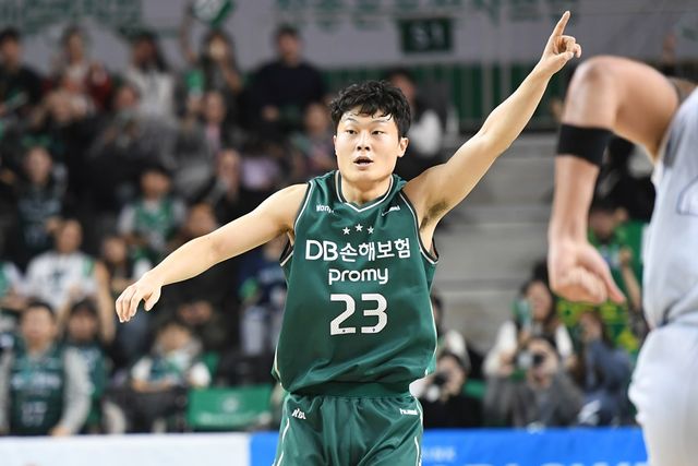 DB 포워드 박인웅은 25일 고양 소노 아레나에서 열린 '2024~2025시즌 KCC 프로농구' 3라운드 소노전에서 선발 출전했다. 현재 부상 병동인 팀은 박인웅을 비롯한 식스맨의 활약이 절실하다. KBL