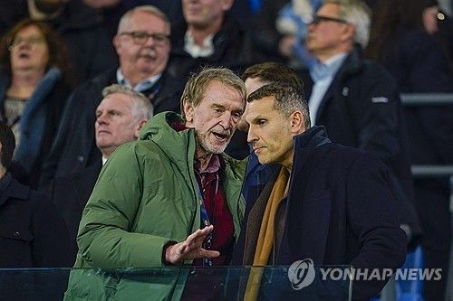 글로벌 축구 매체 골닷컴 영국판이 25일(한국시간) 맨유 주장 브루누 페르난데스가 구단 직원들이 그간 받아왔던 혜택이 줄어들자 이에 충격을 받아 이를 자신이 지원하겠다고 제안했다고 보도했다.&nbsp;연합뉴스