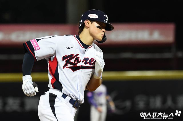 KIA 타이거즈 내야수 김도영이 지난달 2024 WBSC 프리미어12 대회 조별리그 B조 예선 경기에 출전해 홈런을 친 뒤 베이스를 돌고 있다. 김도영은 지난 24일 WBSC가 발표한 프리미어12 맹활약 선수 10인 명단서 3위에 올랐다. 엑스포츠뉴스 DB