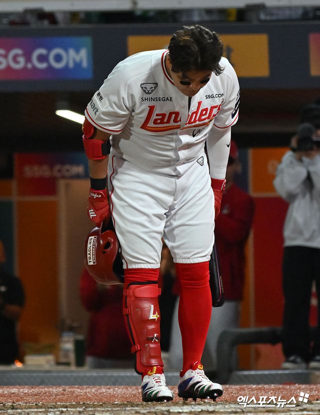 SSG 랜더스 추신수가 올해 정규시즌 경기에 출전해 타석에 들어서기 전 팬들에게 인사하고 있다. 추신수는 SSG에서 프런트로 제2의 인생을 시작하기로 했다. 엑스포츠뉴스 DB