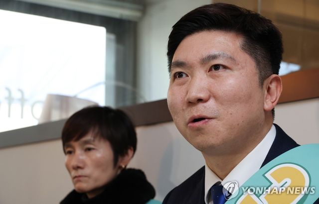 제42대 대한체육회장 선거에 출마한 유승민 전 대한탁구협회장이 26일 오후 서울 종로구 한 커피전문점에서 열린 기자간담회에서 발언하고 있다. 연합뉴스