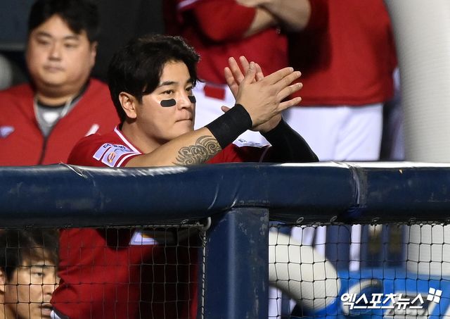SSG 랜더스 추신수가 올해 정규시즌 경기 도중 더그아웃에서 동료들에게 박수를 보내고 있다. 추신수는 SSG에서 프런트로 제2의 인생을 시작하기로 했다. 엑스포츠뉴스 DB