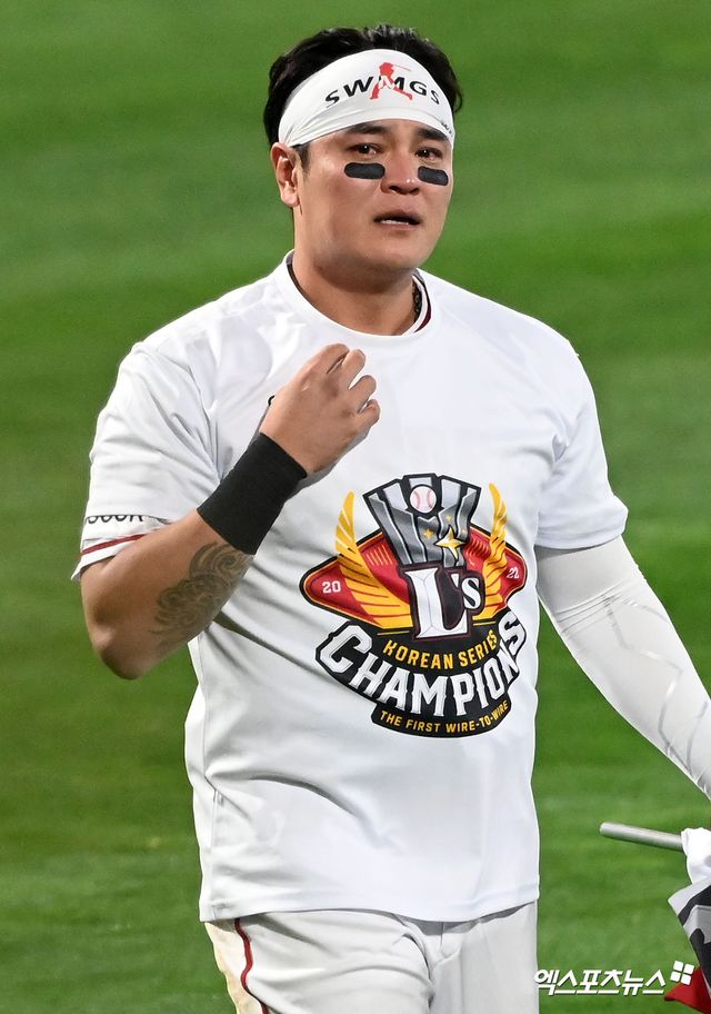 SSG는 27일 추신수를 구단주 보좌역(겸 육성총괄)으로 임명했다. 은퇴 후 진로를 고민했던 그는 프런트로 야구 인생의 2막을 열고자 한다. 엑스포츠뉴스 DB