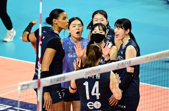 여자프로배구 GS칼텍스 선수들이 28일 인천삼산월드체육관에서 열린 흥국생명과의 원정경기에서 득점 후 세리머니하고 있다. KOVO
