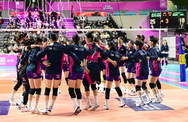 여자프로배구 흥국생명 선수들이 28일 인천삼산월드체육관에서 열린 GS칼텍스와의 홈경기에서 승리한 후 기뻐하고 있다. KOVO