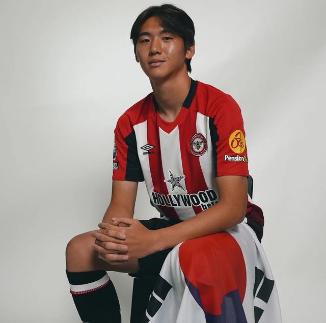 김지수가 28일(한국시간) 영국 브라이턴에 있는 아메리칸 익스프레스 스타디움에서 열린 브라이턴 앤 호브 알비온과의 2024-2025시즌 프리미어리그 18라운드 원정 경기에 교체 출전하며 데뷔전을 치렀다.&nbsp;브렌트포드